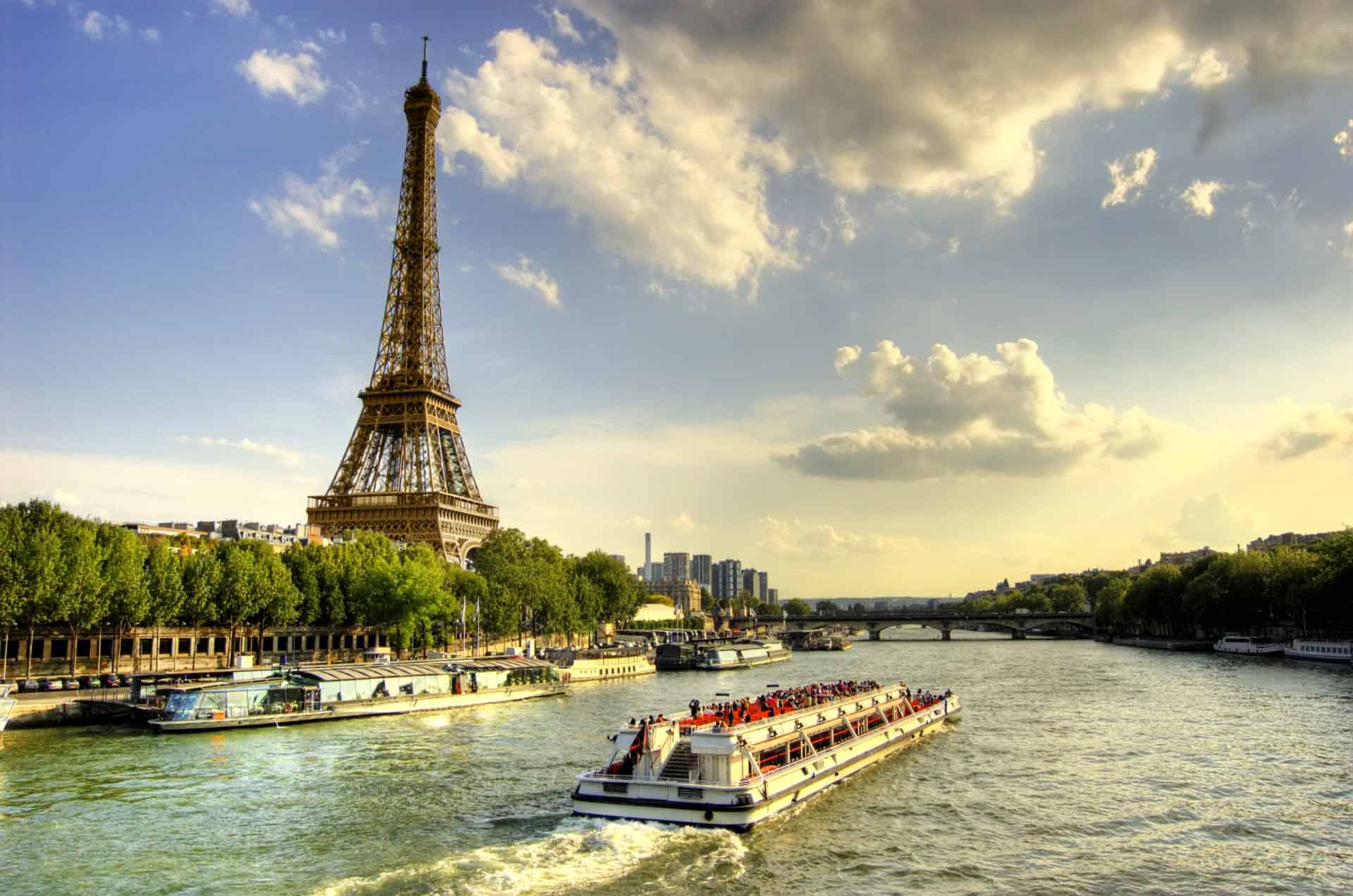 boat cruise eiffel tower